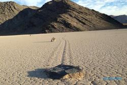 KISAH MISTERI : Manfaatkan GPS, Misteri Batu Berjalan di Bukit Kematian Terungkap