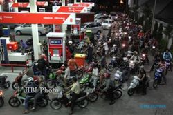 Jokowi Umumkan Harga BBM Jenis Pertalite Naik, SPBU di Kudus Diserbu Warga