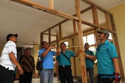 FOTO KELURAHAN GILINGAN : Wah, Proyek Pembangunan Kantor Kelurahan Lambat!