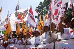 FOTO SENGKETA PILPRES 2014 : Gedung MK Dikepung Massa Prabowo-Hatta.