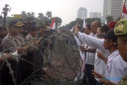 HASIL SIDANG MK : Massa Prabowo Dihalangi dengan Kawat Berduri