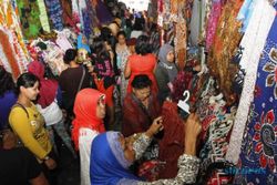 FOTO LIBUR LEBARAN 2014 : Pasar Klewer Diserbu Pemudik
