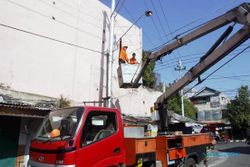 FOTO LPJU SOLO : Pegawai DKP Cek Lampu Jalan di Solo