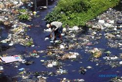 PENCEMARAN LINGKUNGAN : Limbah Tekstil Cemari Sungai di Solo 