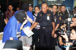 FOTO KASUS NARKOBA JAKARTA : 2 Penerima Paket 510 Butir Ekstasi Ditangkap