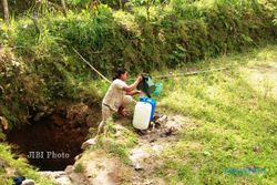 KEKERINGAN GUNUNGKIDUL : Warga Ngangkruk Tempuh Bahaya Demi Dapatkan Air Bersih