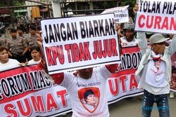 FOTO SENGKETA PILPRES 2014 : Demonstran Desak KPU Bebaskan Diri dari Asing