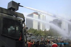 FOTO SENGKETA PILPRES 2014 : Polisi Bidik Massa dengan Water Cannon