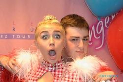 KISAH UNIK : Pegang Payudara Miley Cyrus? Bayar Rp10,5 Juta! 