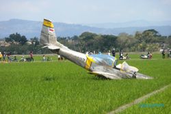 PESAWAT JATUH DI SUKOHARJO : Inilah Penampakan Awak dan Pesawat Latih TNI AU yang Nyungsep di Sawah