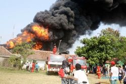 FOTO KEBAKARAN KARAWANG : Pabrik Oli Terbakar, Asap Membubung