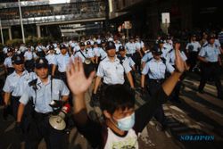 KRISIS POLITIK HONG KONG : Melawan China, Puluhan Ribu Orang di Hong Kong Tantang Gas Air Mata
