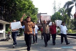 RUU PILKADA : Legislator FPDIP Solo Demo Tolak Pilkada Lewat DPRD