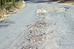 JALAN RUSAK SRAGEN : DPU Bikin Satgas Reaksi Cepat untuk Tangani Jalan Rusak