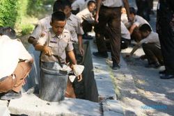 FOTO RESIK-RESIK KUTHA : Ribuan Warga Solo Serempak Bersihkan Kota