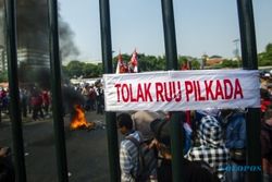 FOTO RUU PILKADA : Demonstran Penolak RUU Pilkada Bakar-Bakar