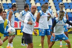 ULAH PESEPAKBOLA : Terinspirasi Diego Simeone, Klub Ini Kenakan Topeng Anjing saat Berlatih 