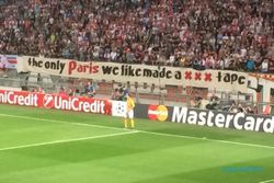 TRENDING SOSMED : Spanduk Unik Fans Ajax Saat Kontra PSG