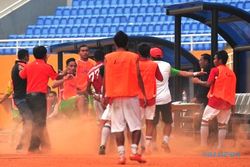FOTO PERSIJA U21 VS PERSEBAYA U21 : Official Turut Berkelahi di Jakabaring