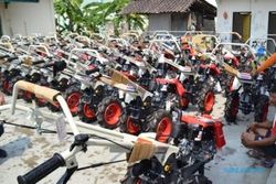 FOTO PERTANIAN WONOGIRI : Kelompok Tani di Wonogiri Terima 120 Traktor