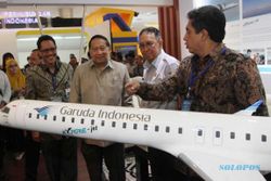 FOTO PAMERAN TRANSPORTASI INDONESIA 2014 : Menteri Perhubungan Kunjungi Stan Garuda Indonesia