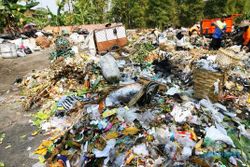 FOTO PENGELOLAAN SAMPAH : Sampah di Setabelan Meluber ke Jalan
