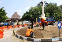 FOTO TUGU NOL KILOMETER SOLO : DKP Solo Renovasi Taman Depan Balai Kota