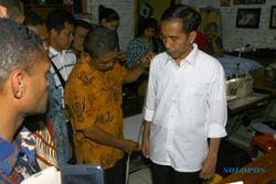 JOKOWI PRESIDEN : Penjahit Baju Jokowi: Dulu Ditolak Pak Harto, Kini Dipakai Jokowi