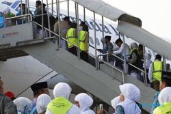 FOTO HAJI 2014 : Embarkasi Solo Mulai Lepas Calon Haji