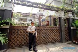 FOTO JERO WACIK TERSANGKA : Wah, Rumah Jero Wacik Dijaga Polisi