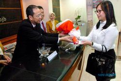 FOTO HARI PELANGGAN NASIONAL 2014 : Bank BJB Bagikan Tanda Mata