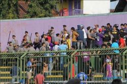 PERSIS SOLO VS PSGC CIAMIS : Ricuh Stadion Galuh, Puluhan Kendaraan Pasoepati Rusak