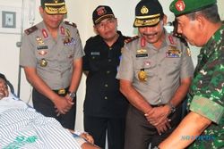 FOTO ANGGOTA TNI DITEMBAK BRIMOB : Wakapolri Jenguk Korban Penembakan