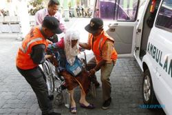 FOTO HAJI 2014 : Petugas Bantu Calon Haji Naik Ambulans