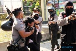 FOTO RUU PILKADA : Polisi Bentrok dengan Penolak Pilkada di DPRD