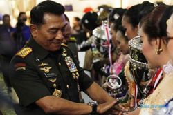 FOTO SINDEN IDOL : Trofi Sinden Idol Diserahkan Panglima TNI