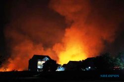 FOTO KEBAKARAN KARANGANYAR : Ladang Tebu Siap Panen Dibakar?