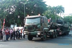 HUT TNI : Konvoi Tank Leopard Diadang Massa di Jogja
