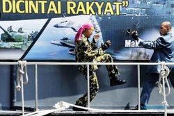 FOTO HUT KE-69 TNI : Di Makassar, Marinir Lumpuhkan Teroris