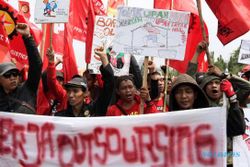 FOTO JOKOWI PRESIDEN : Inilah Demo Perdana Buruh Presiden Jokowi