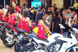 FOTO INDONESIA MOTORCYCLE SHOW 2014 : SPG Motor Tebar Pesona di Imos 2014