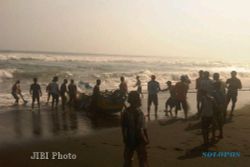 Foto Penyelamatan Kapal Terbalik di Pantai Depok Bantul