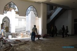 MASJID AGUNG KLATEN : Pengerjaan Ornamen Makan Waktu, Pembangunan Masjid Agung Terlambat