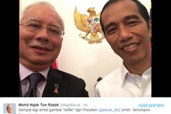 JOKOWI PRESIDEN : Gaya PM Malaysia, Najib Razak Selfie Bareng Jokowi