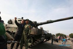  HUT TNI : Tank Leopard Sambangi di Simpang Lima Semarang