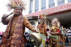 FOTO HARI BATIK NASIONAL : Pedagang Pasar Fashion Show Busana Batik