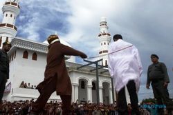 FOTO PERJUDIAN ACEH : Begini Hukum Cambuk bagi Pejudi di Aceh