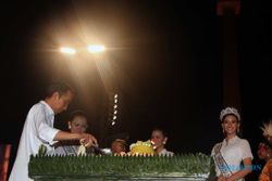 FOTO PELANTIKAN JOKOWI-JK : Jokowi Potong Tumpeng di Monas