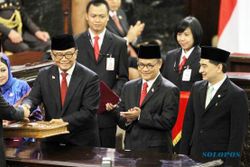 FOTO DPR 2014-2019 : Sidarto Serahkan Tampuk Pimpinan ke Ade Rezki