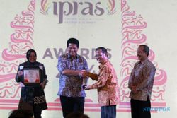FOTO TOKOH PILIHAN SPS : Ketua Harian SPS Beri Penghargaan Ketua KPU